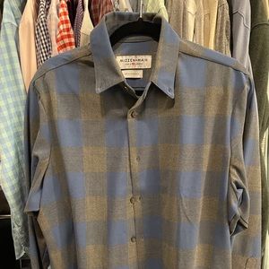 Mizzen and Main medium, standard fit, long sleeved shirt